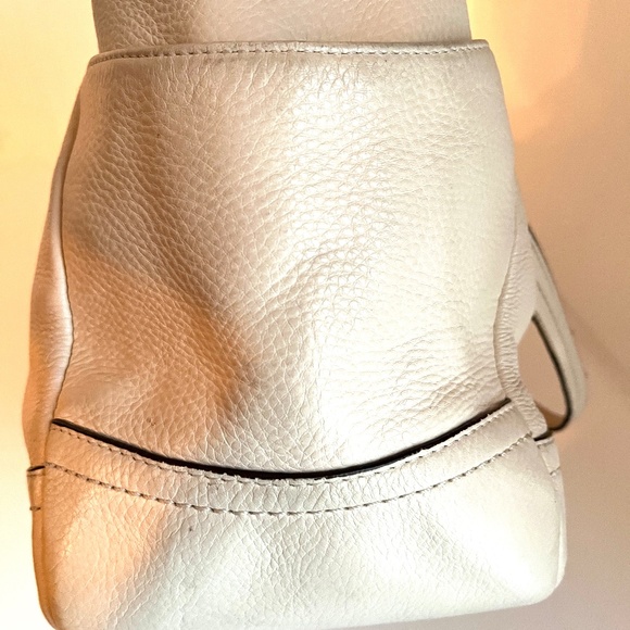 😍🌻. COACH #26368 Leather Beige Off-White Tote - Picture 8 of 16